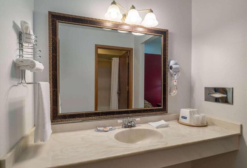 فندق Travelodge By Wyndham Merrill