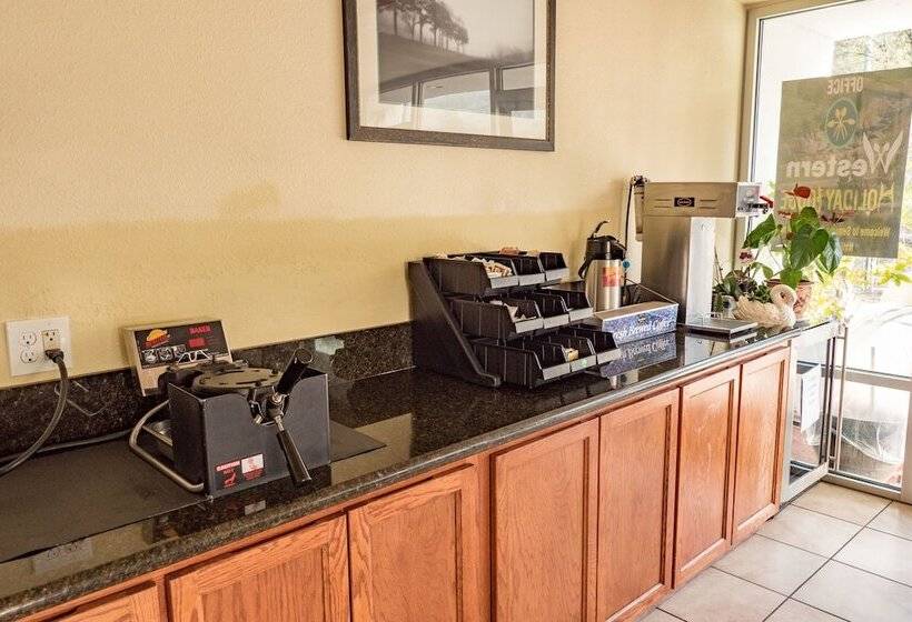 فندق Western Holiday Lodge