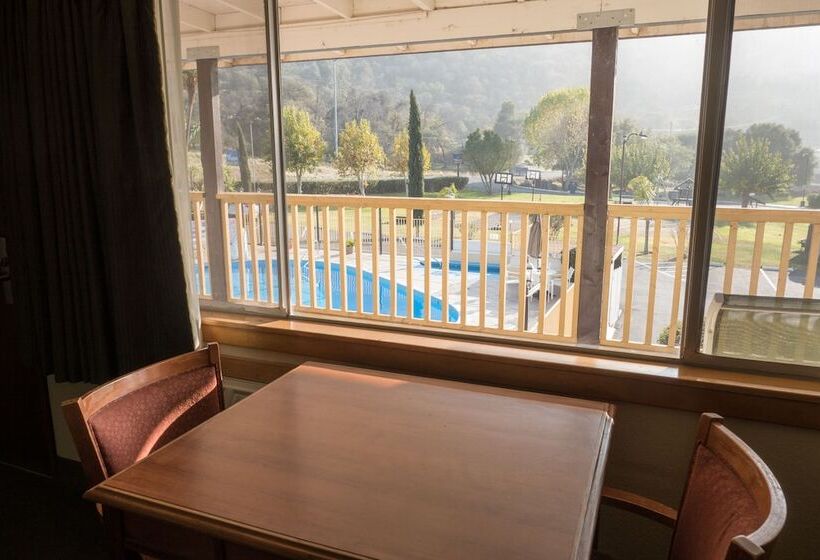 فندق Western Holiday Lodge