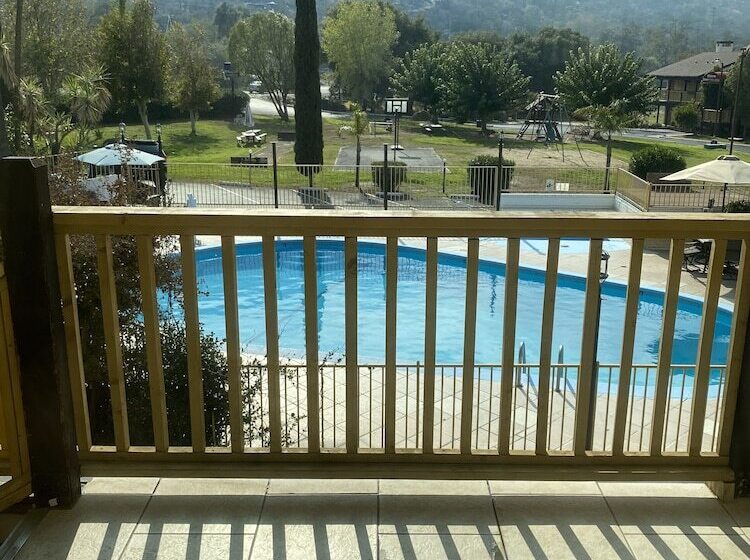 فندق Western Holiday Lodge