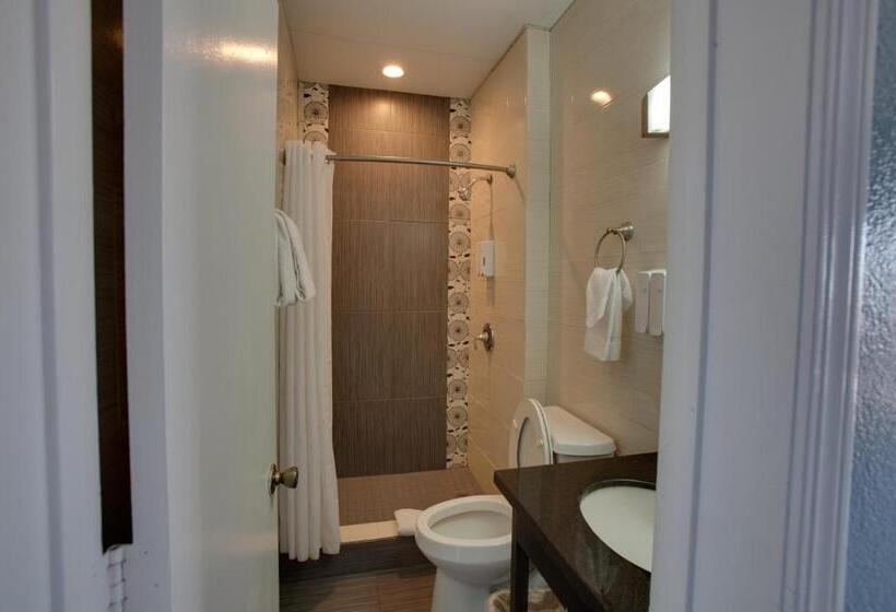 Windwater Hotel And Marina