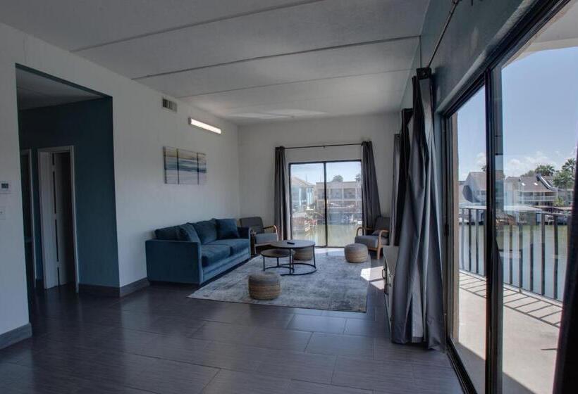 Windwater Hotel And Marina