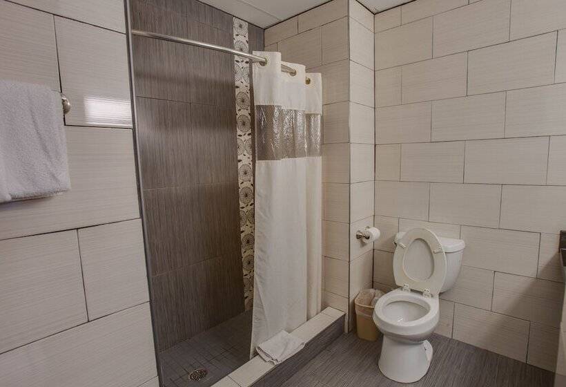 Windwater Hotel And Marina