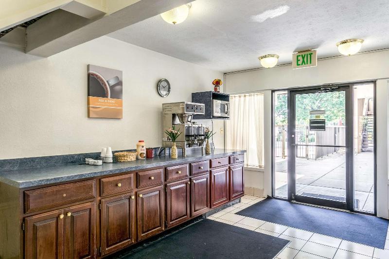 Отель Americas Best Value Inn Edgewood