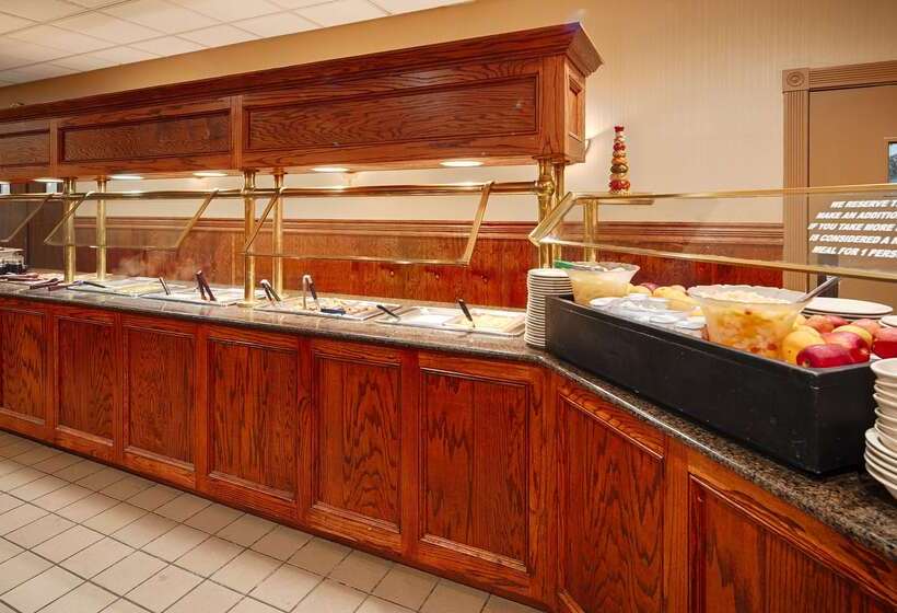 فندق على الطريق Best Western Forest Inn