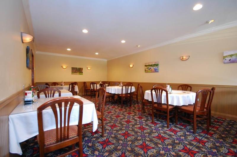 فندق على الطريق Best Western Forest Inn