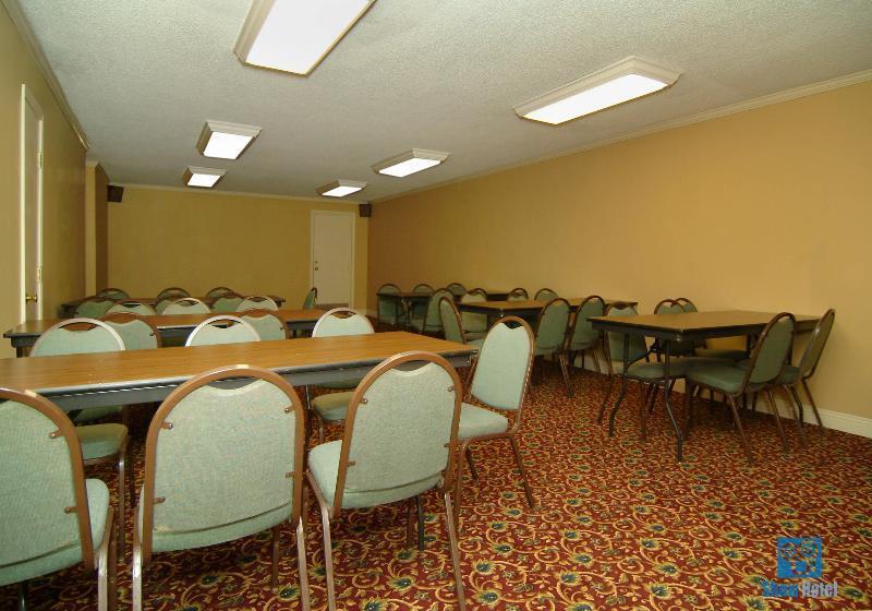 فندق على الطريق Best Western Forest Inn