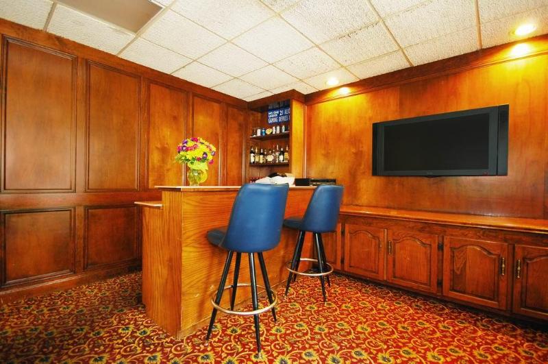 فندق على الطريق Best Western Forest Inn