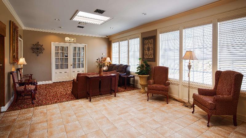 فندق على الطريق Best Western Forest Inn