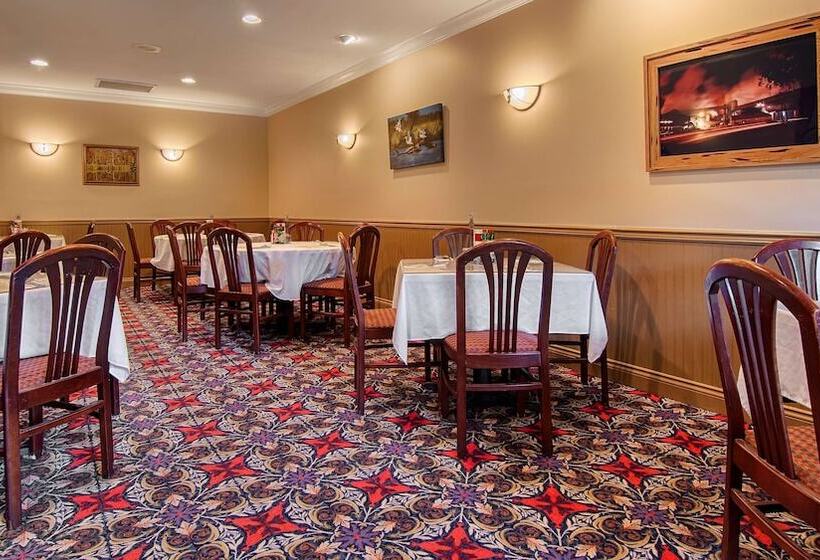 فندق على الطريق Best Western Forest Inn