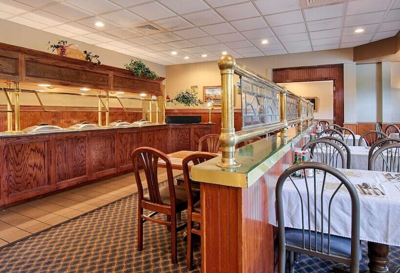 فندق على الطريق Best Western Forest Inn