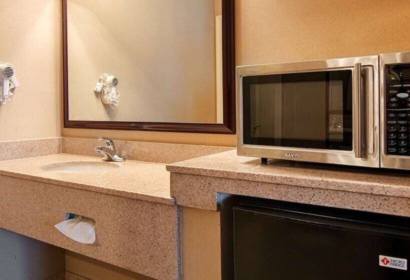 فندق على الطريق Best Western Forest Inn