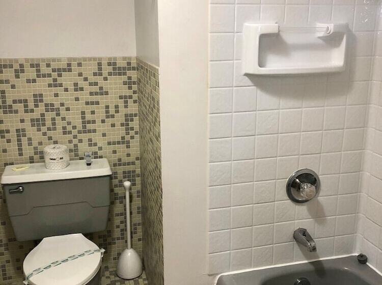 فندق على الطريق Budget Host Inn