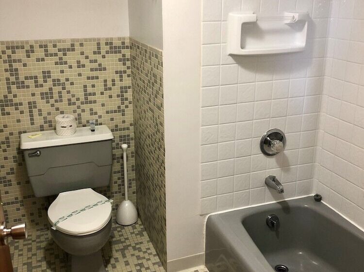 فندق على الطريق Budget Host Inn