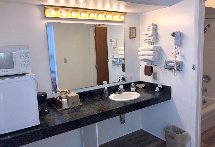 فندق على الطريق Budget Host Inn