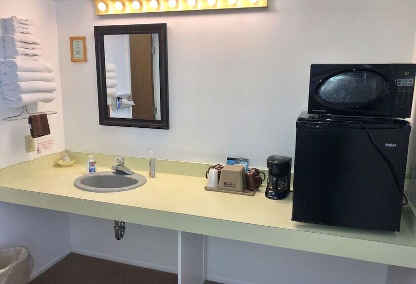 فندق على الطريق Budget Host Inn