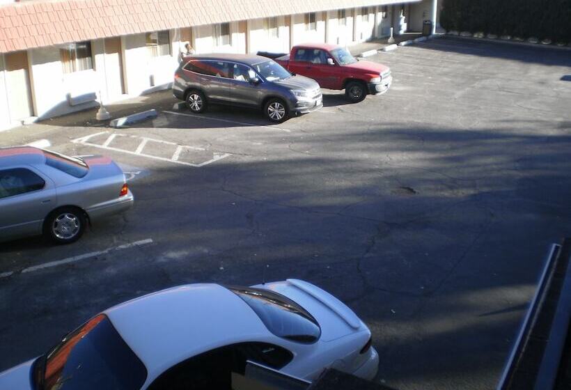 فندق على الطريق Magnuson Hotel Park Vue