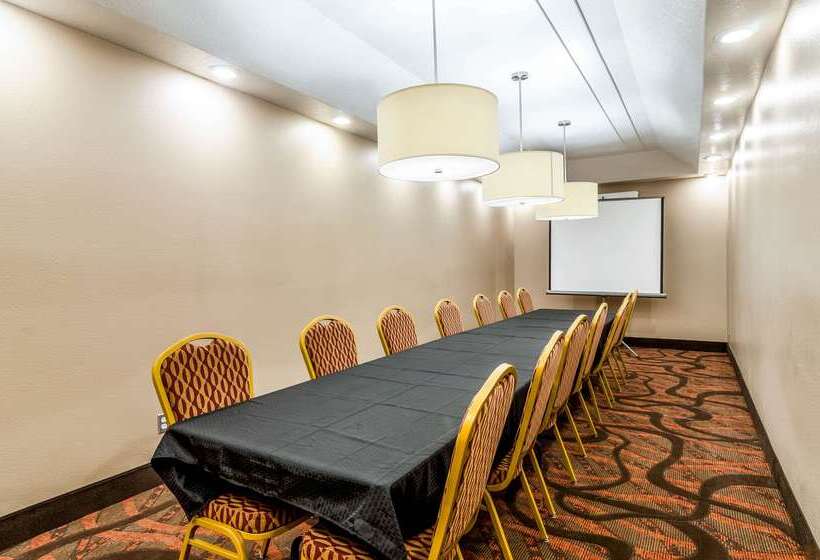 فندق على الطريق Quality Inn