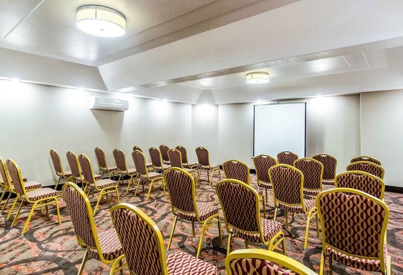 فندق على الطريق Quality Inn