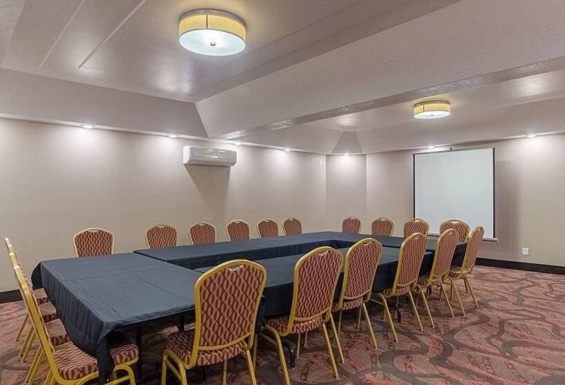 فندق على الطريق Quality Inn
