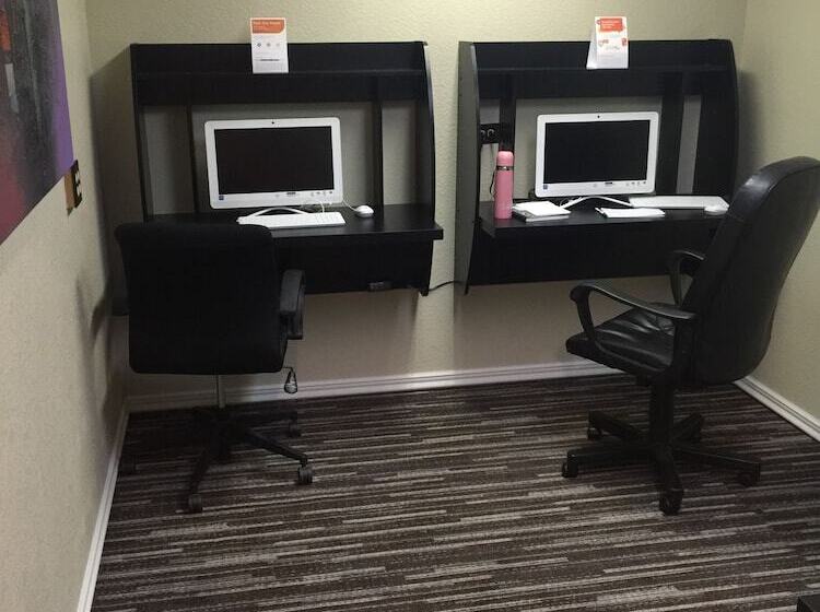 فندق على الطريق Quality Inn