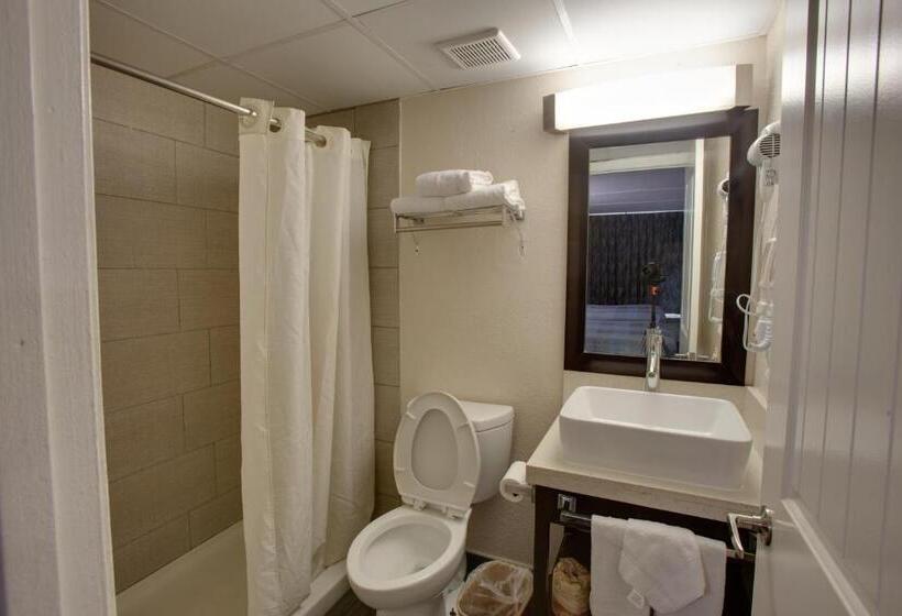 Windwater Hotel And Marina