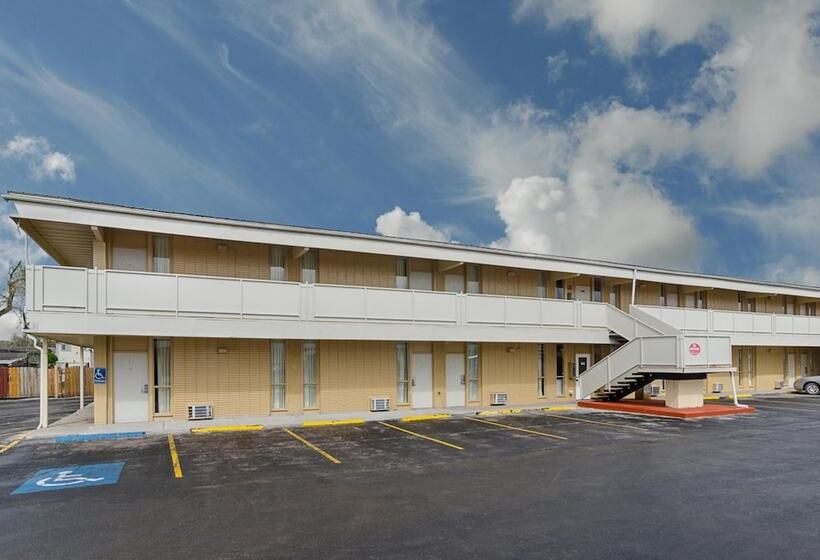 فندق Alamo Inn & Suites