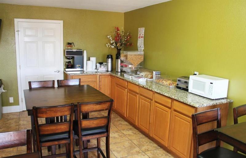 فندق Americas Best Value Inn At&t Center