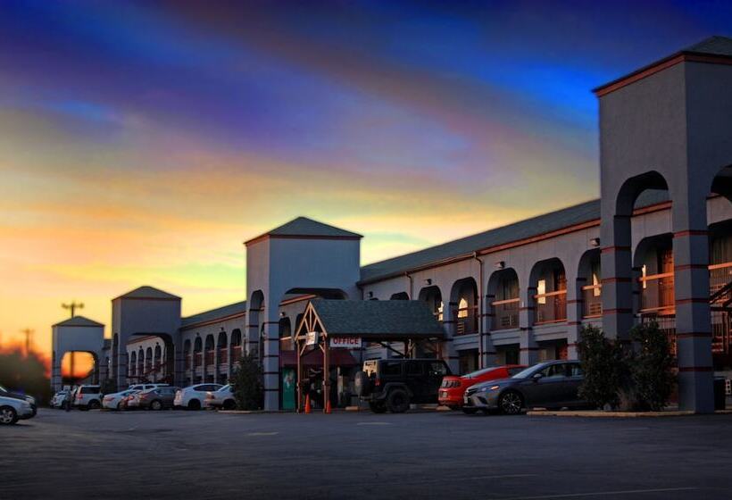 فندق Americas Best Value Inn At&t Center