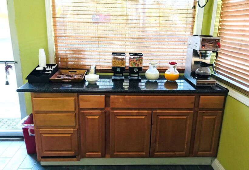 فندق Americas Best Value Inn Visalia