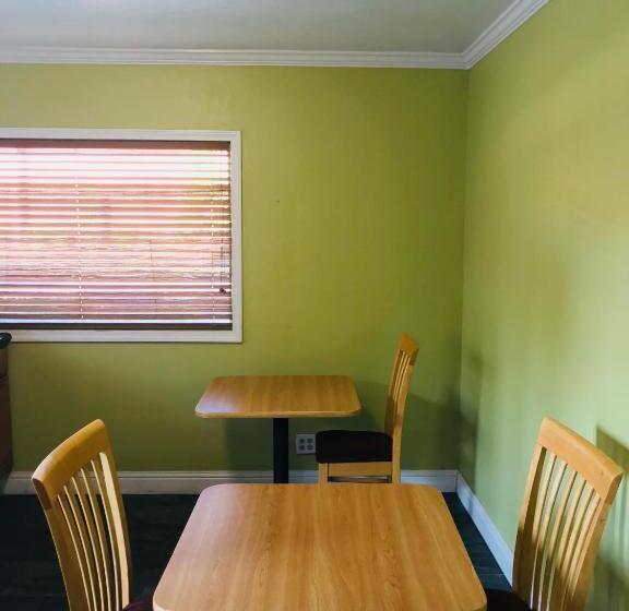 فندق Americas Best Value Inn Visalia