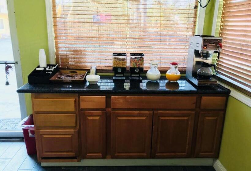 فندق Americas Best Value Inn Visalia