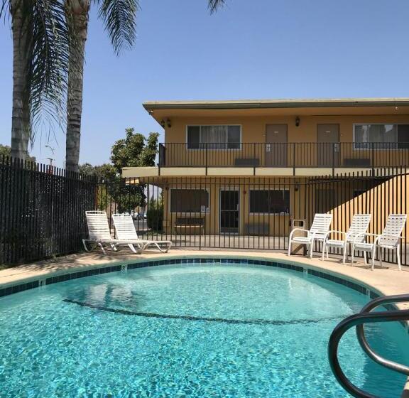 هتل Americas Best Value Inn Visalia