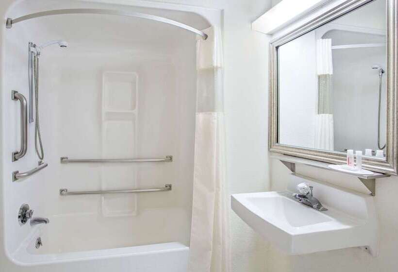 Отель Baymont By Wyndham Green Bay