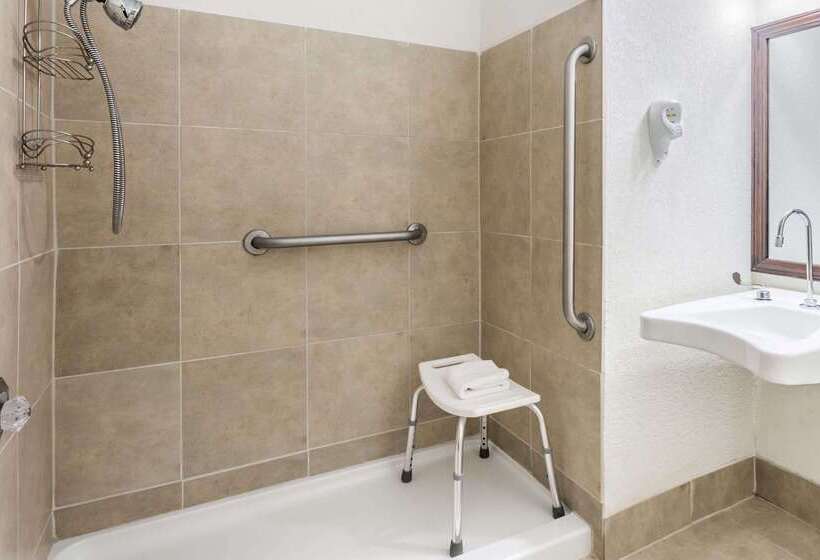 هتل Baymont By Wyndham Greensboro/coliseum