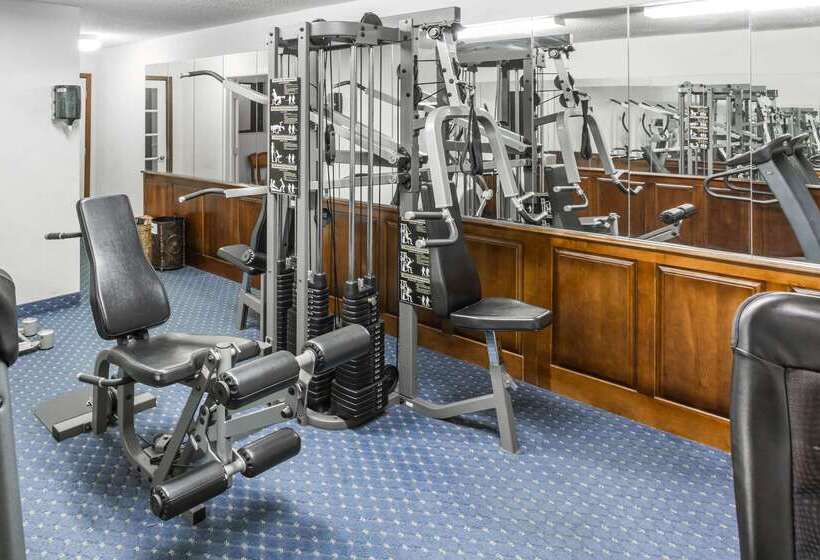 בית מלון כפרי Baymont By Wyndham Greensboro/coliseum