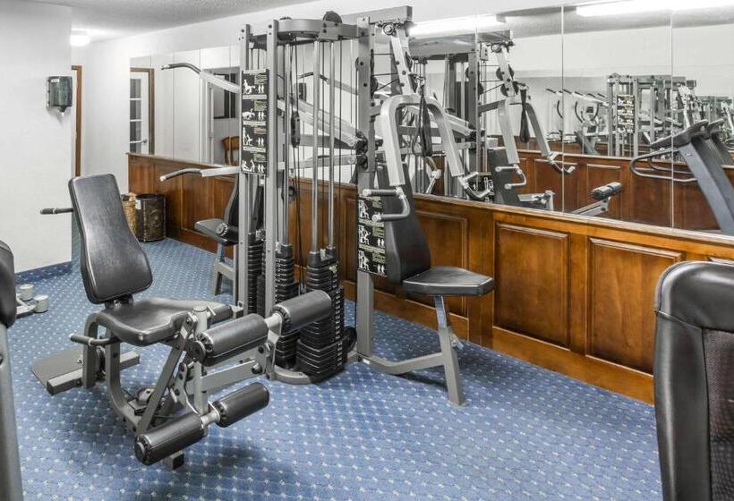 בית מלון כפרי Baymont By Wyndham Greensboro/coliseum