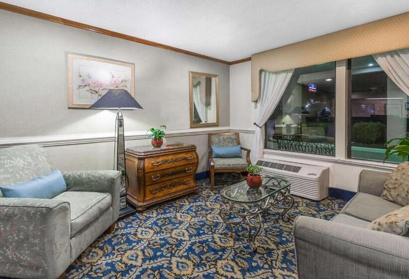 בית מלון כפרי Baymont By Wyndham Greensboro/coliseum