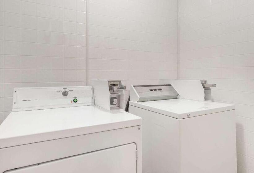 בית מלון כפרי Baymont By Wyndham Greensboro/coliseum