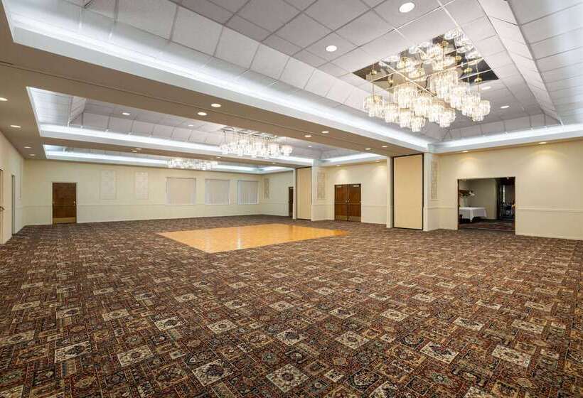 هتل Baymont By Wyndham Shakopee