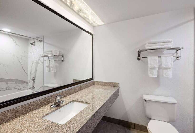 هتل Baymont By Wyndham Shakopee
