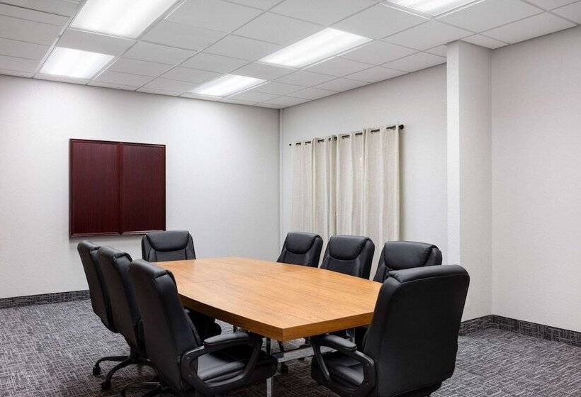 בית מלון כפרי Baymont By Wyndham Shakopee