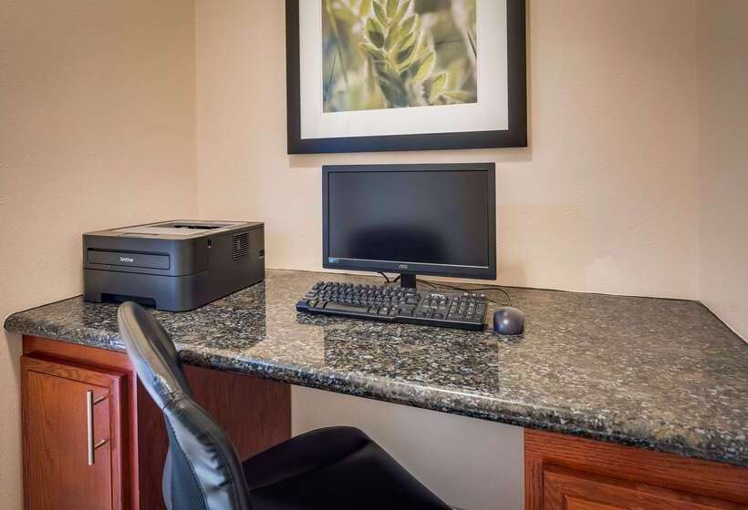 ホテル Best Western Pineywoods Inn