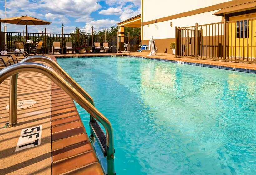 ホテル Best Western Pineywoods Inn