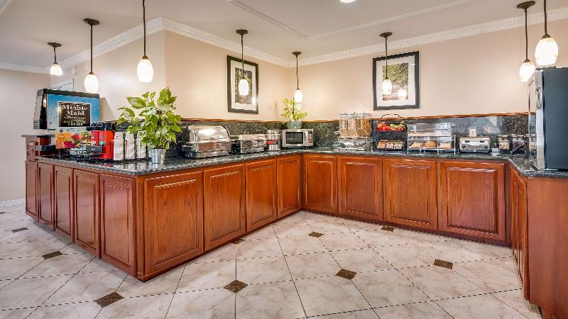 ホテル Best Western Pineywoods Inn