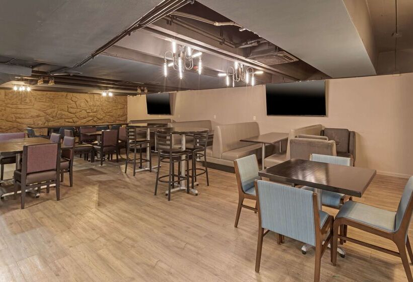 هتل Best Western Plus Milwaukee West