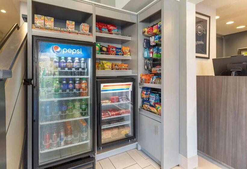 هتل Best Western Plus Milwaukee West