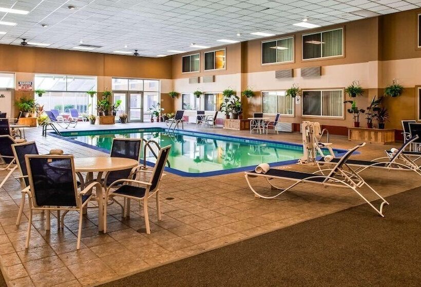 Отель Rock Island Inn & Suites Marshalltown
