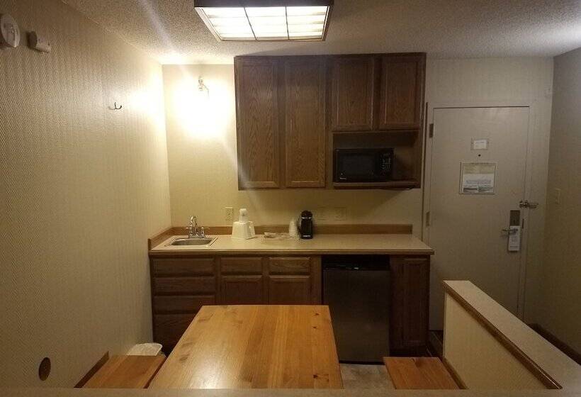 Отель Rock Island Inn & Suites Marshalltown