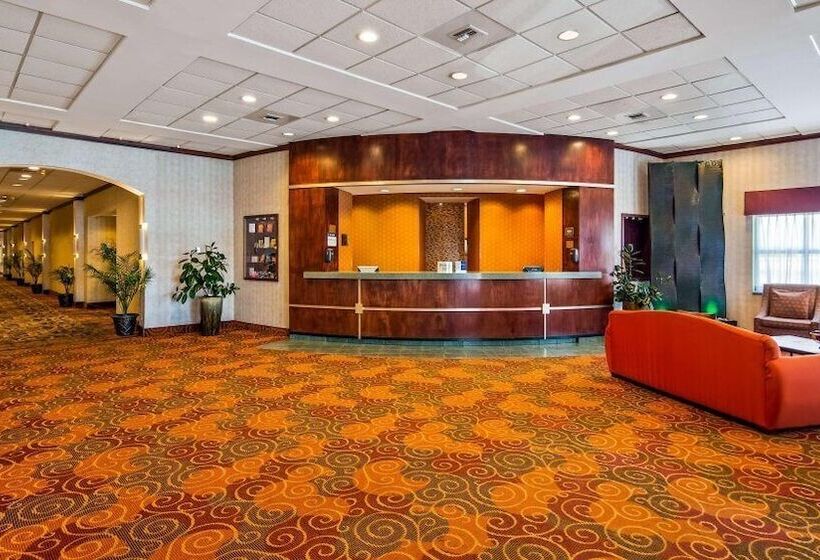 Отель Rock Island Inn & Suites Marshalltown
